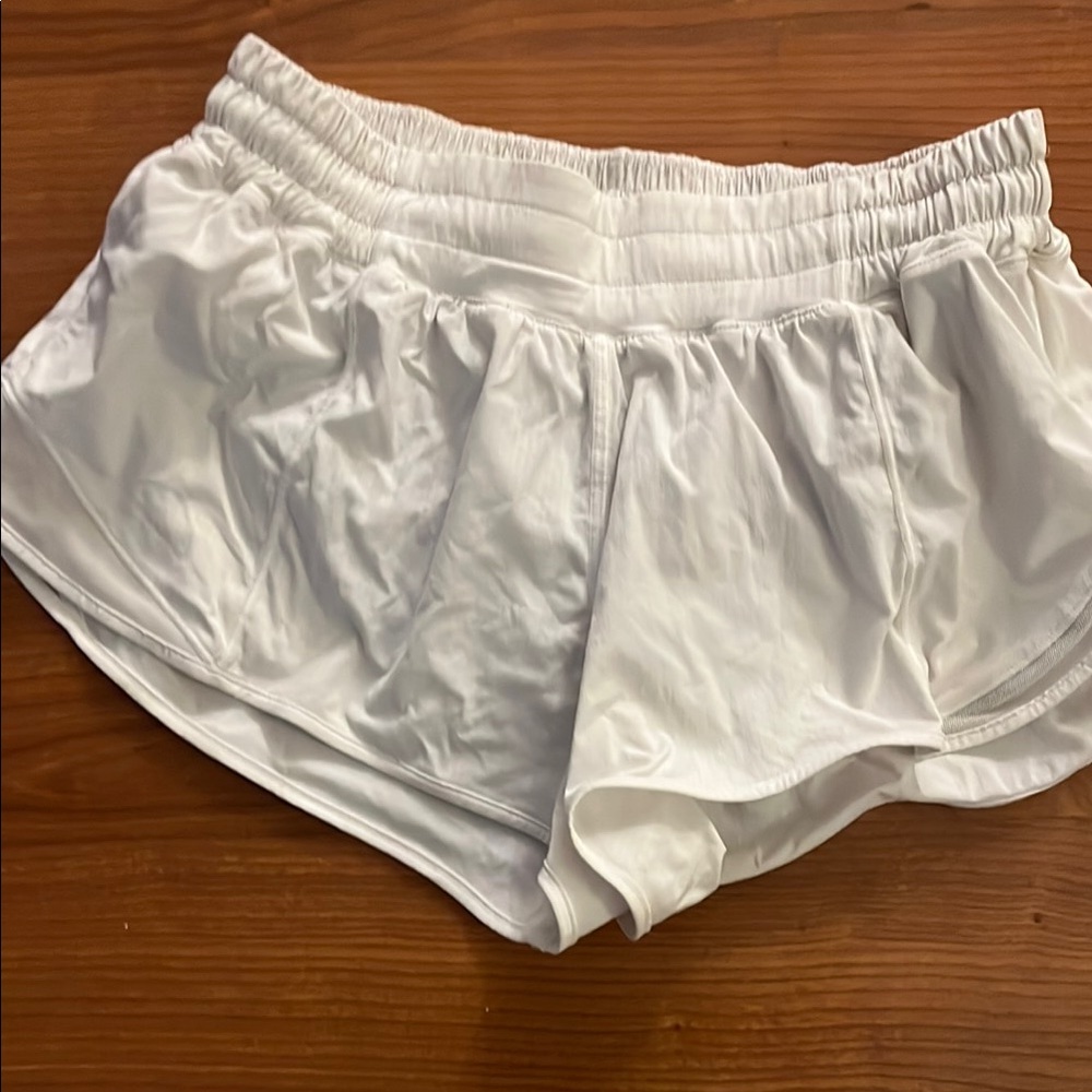 White Lululemon Hotty Hot Short Sz 6 Low Rise 2.5”
